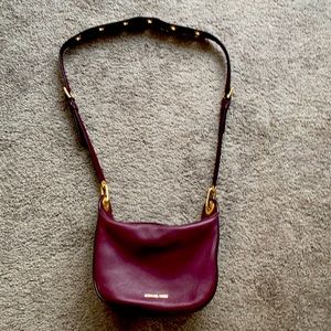MICHAEL KORS Gently used purse, good condition, leather, gold hardware, crossbod
